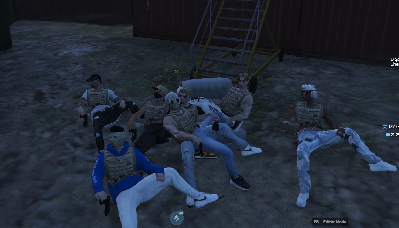 GTA'da bir arada oturan oyuncu karakterleri